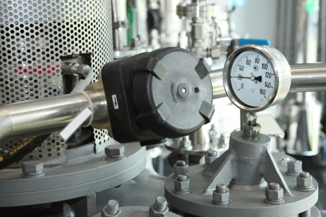 Termometr przemysłowy w maszynie do produkcji leków